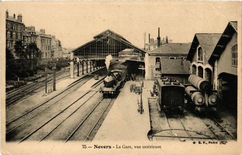 Carte postale ancienne Nevers - La Gare vue interieure à Nevers