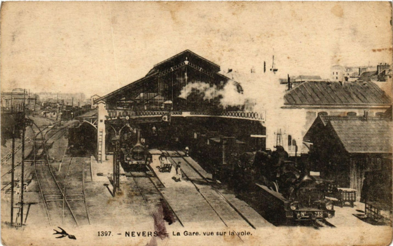 Carte postale ancienne Nevers - La Gare vue sur la voie à Nevers