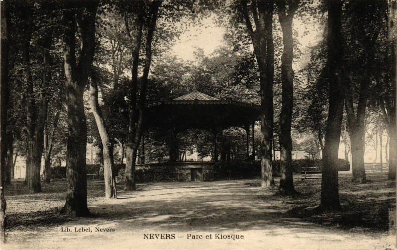 Carte postale ancienne Nevers - Parc et Kiosque à Nevers