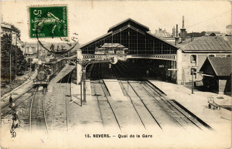 Carte postale ancienne Nevers - Quai de la Gare à Nevers
