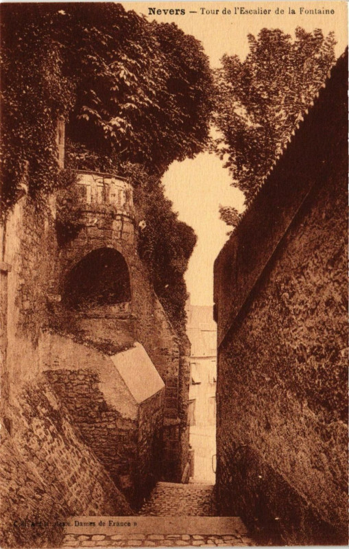 Carte postale ancienne Nevers - Tour de l'Escalier de la Fontaine à Nevers