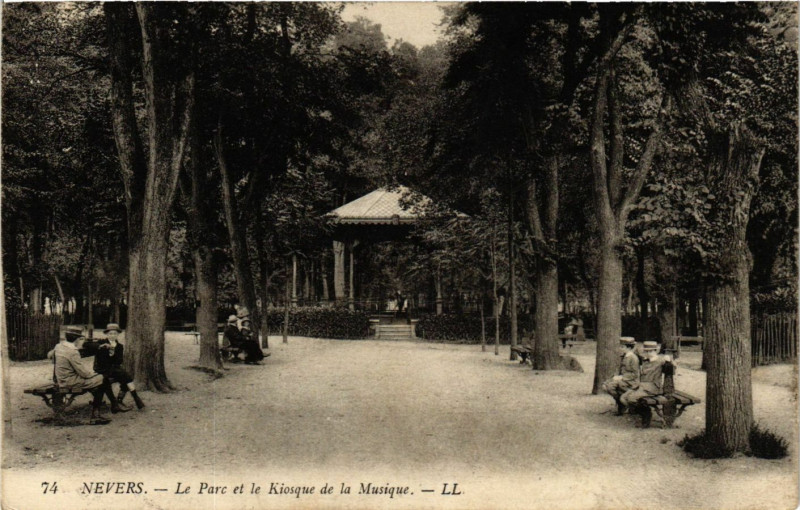 Carte postale ancienne Nevers - Le Parc et le Kiosque de la Muique à Nevers