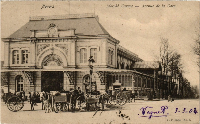 Carte postale ancienne Nevers - Marche Carnot - Avenue de la Gare à Nevers