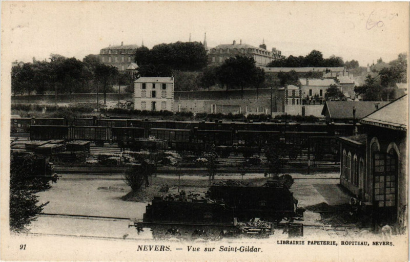 Carte postale ancienne Nevers - Vue sur Saint-Gildar à Nevers
