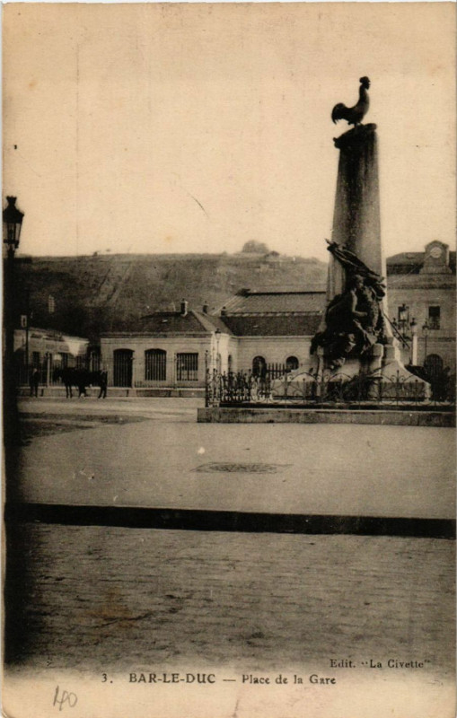 Carte postale ancienne Bar-le-Duc - Place de la Gare à Bar-le-Duc