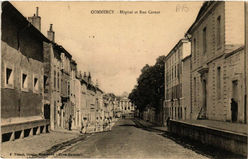 Carte postale ancienne Commercy - Hopital et Rue Carnot à Commercy