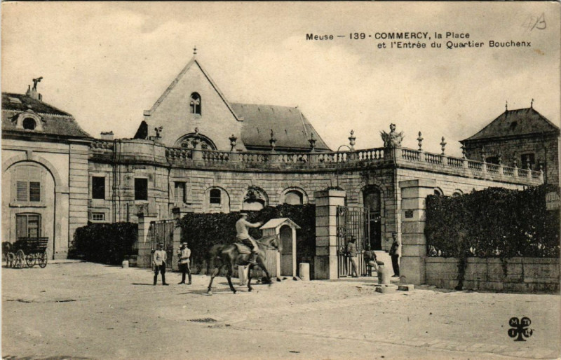 Carte postale ancienne Commercy - La Place et l'Entrée du Quartier Bouchenx à Commercy