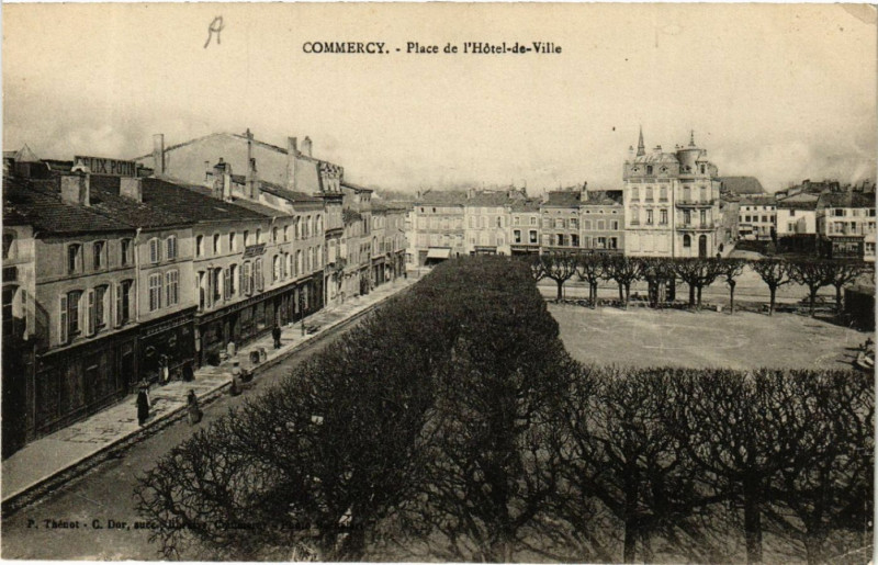 Carte postale ancienne Commercy - Place de l'Hotel-de-Ville à Commercy