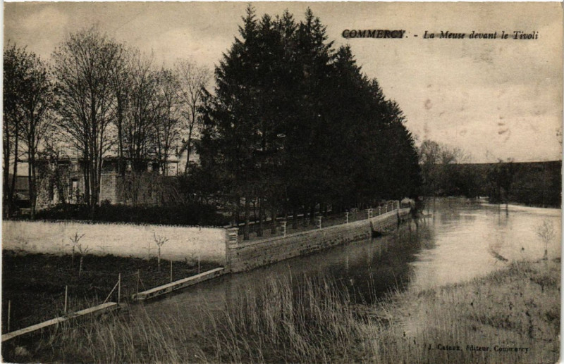 Carte postale ancienne Commercy - La Meuse devant le Tivoli à Commercy