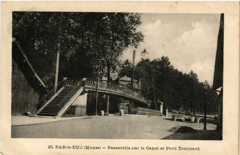 Carte postale ancienne Bar-le-Duc - Passerelle sur le Canal et Pont Tournant à Bar-le-Duc