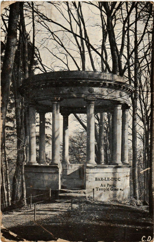 Carte postale ancienne Bar-le-Duc - Au Parc - Temple Grec à Bar-le-Duc