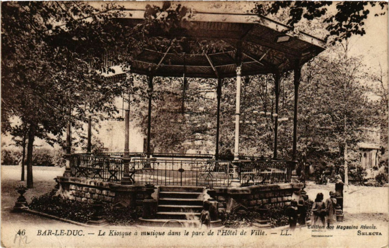 Carte postale ancienne Bar-le-Duc - Le Kiosque a musique dans le parc de l'Hotel de Ville à Bar-le-Duc