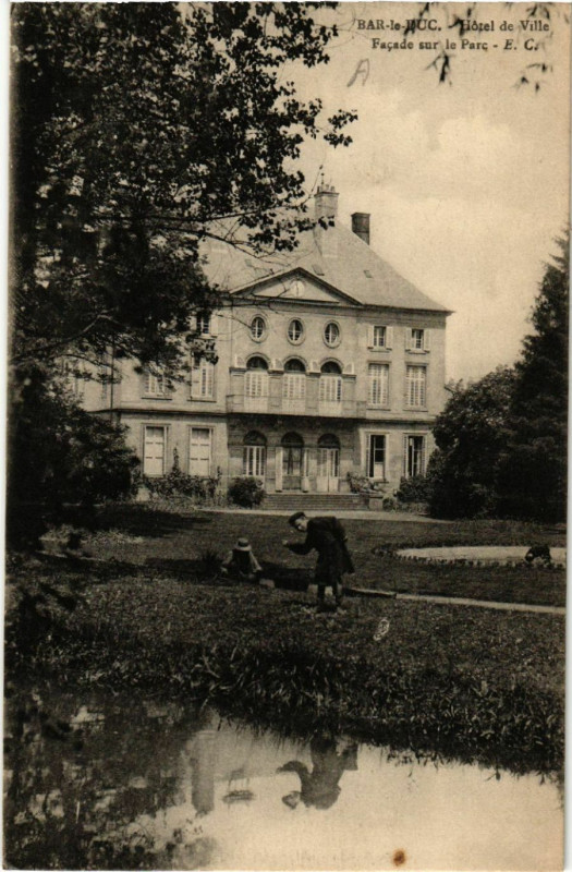 Carte postale ancienne Bar-le-Duc - Hotel de Ville - Facade sur le Parc à Bar-le-Duc