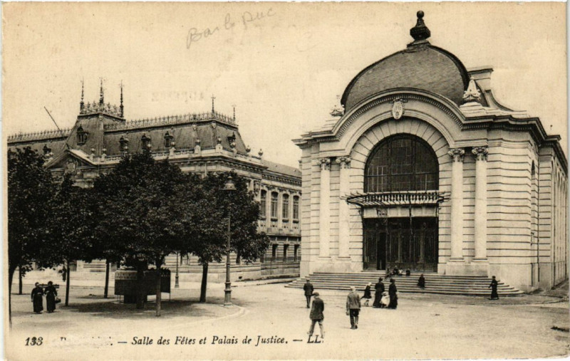 Carte postale ancienne Belfort - Salle des Fetes et Palais de Justice à Belfort