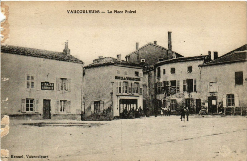 Carte postale ancienne Vaucouleurs - La Place Poirel à Vaucouleurs