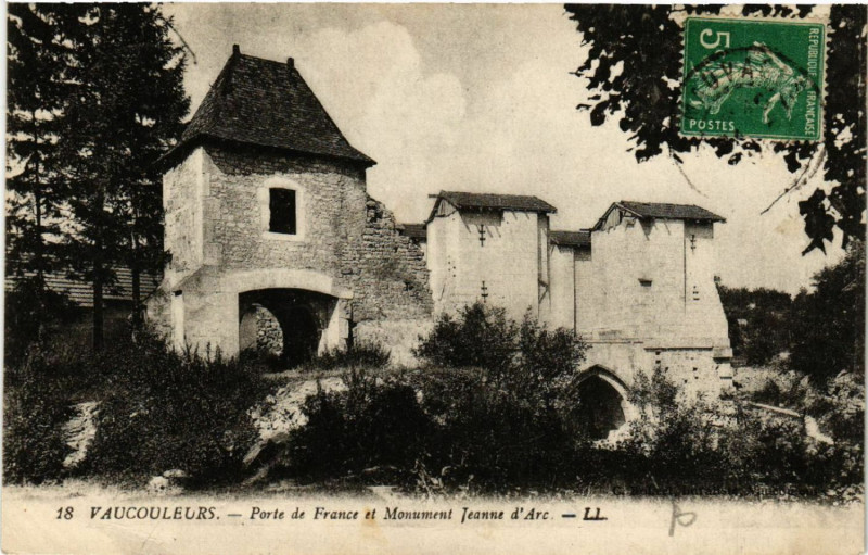 Carte postale ancienne Vaucouleurs - Porte de France et Monument Jeanne d'Arc à Vaucouleurs