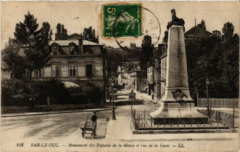 Carte postale ancienne Bar-le-Duc - Monument des Enfants de la Meuse et rue de la Gare à Bar-le-Duc
