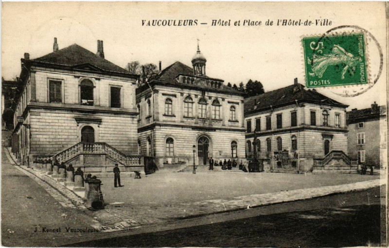 Carte postale ancienne Vaucouleurs - Hotel et Place de l'Hotel-de-Ville à Vaucouleurs