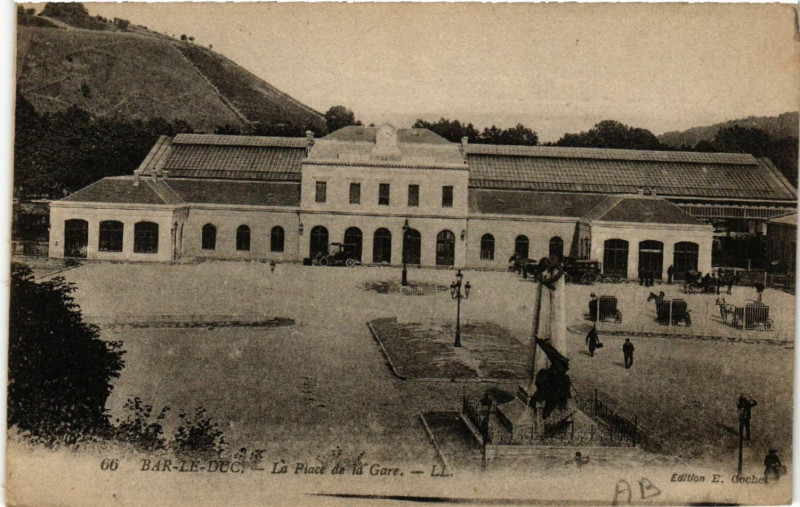 Carte postale ancienne Bar-le-Duc - La Place de la Gare à Bar-le-Duc
