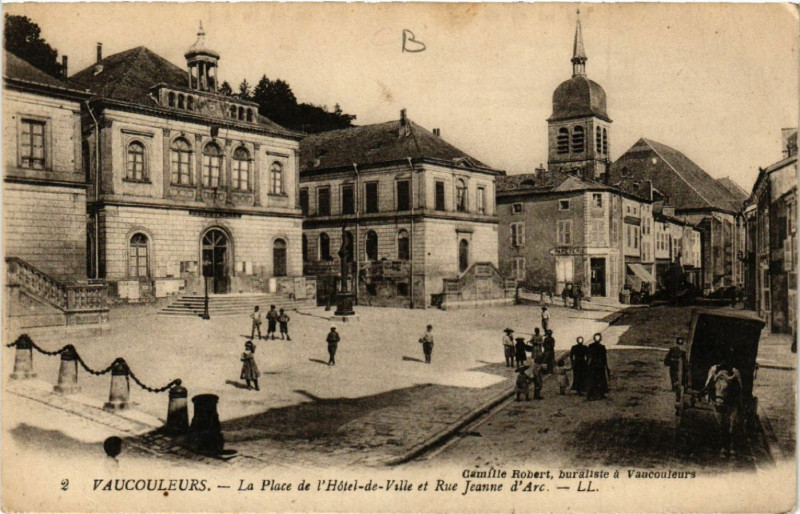 Carte postale ancienne Vaucouleurs - La Place de l'Hotel-de-Ville et Rue Jeanne d'Arc à Vaucouleurs