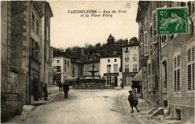 Carte postale ancienne Vaucouleurs - Rue du Pont et la Place Pétry à Vaucouleurs