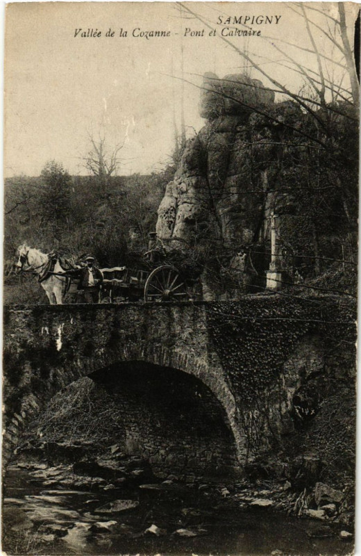 Carte postale ancienne Sampigny - Vallée de la Cozanne - Pont et Calvaire à Sampigny