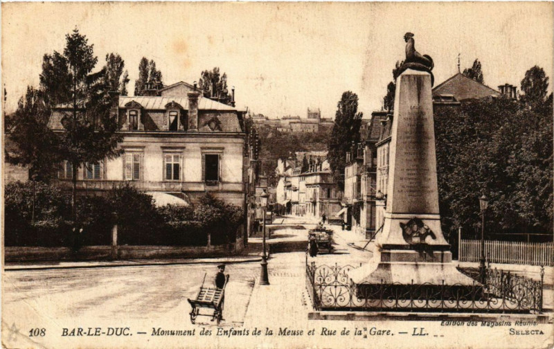 Carte postale ancienne Bar-le-Duc - Monument des Enfants de la Meuse et Rue de la Gare à Bar-le-Duc