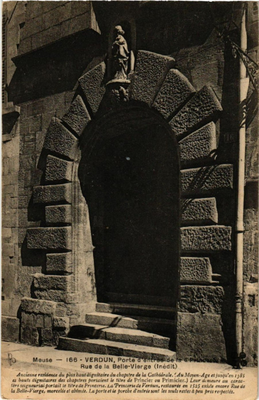 Carte postale ancienne Verdun - Porte d'entrée de la Princerte - Rue de la Belle-Vierge à Verdun