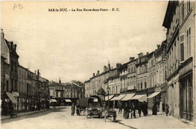 Carte postale ancienne Bar-le-Duc - La Rue Entre-deux-Ponts à Bar-le-Duc