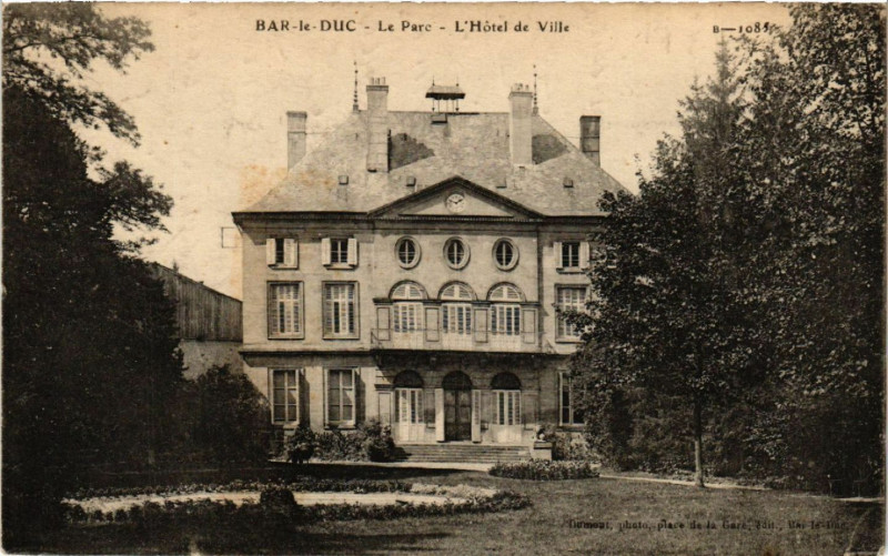 Carte postale ancienne Bar-le-Duc - Le Parc - L'Hotel de Ville à Bar-le-Duc