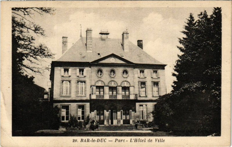 Carte postale ancienne Bar-le-Duc - Parc - L'Hotel de Ville à Bar-le-Duc