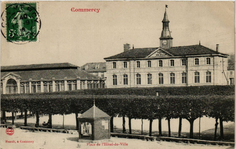 Carte postale ancienne Commercy - Place de l'Hotel-de-Ville à Commercy
