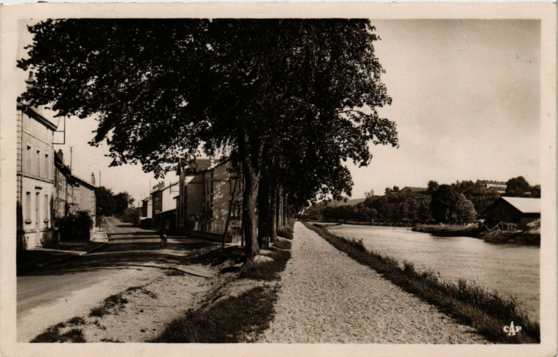 Carte postale ancienne Commercy - Canal de l'Est et Route d'Euville à Commercy