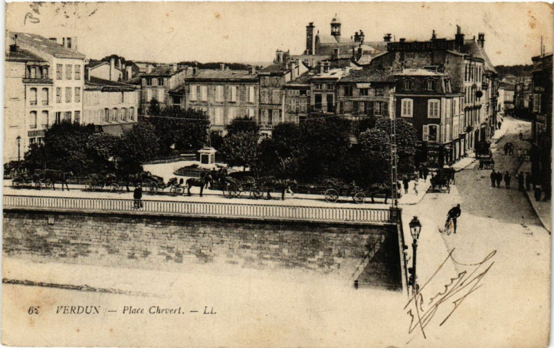 Carte postale ancienne Verdun - Place Chevert à Verdun