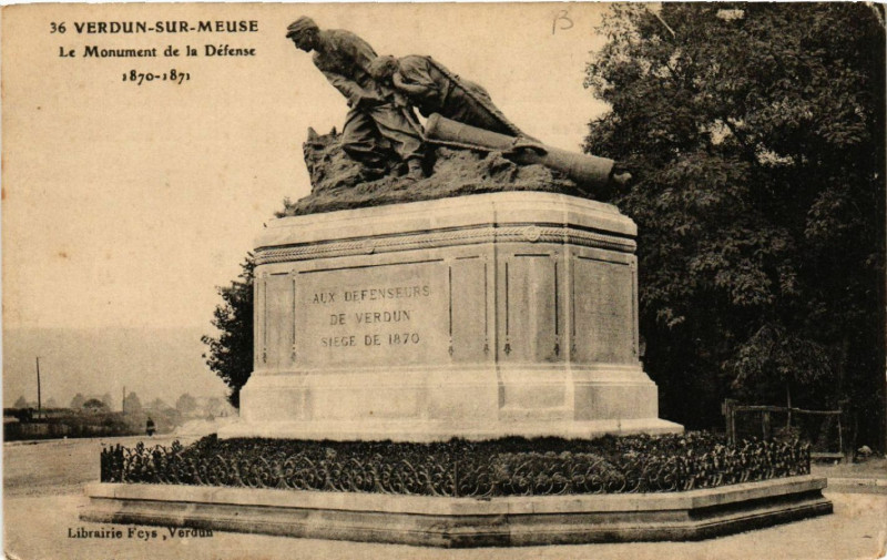 Carte postale ancienne Verdun-sur-Meuse - Le Monument de la Défense à Verdun