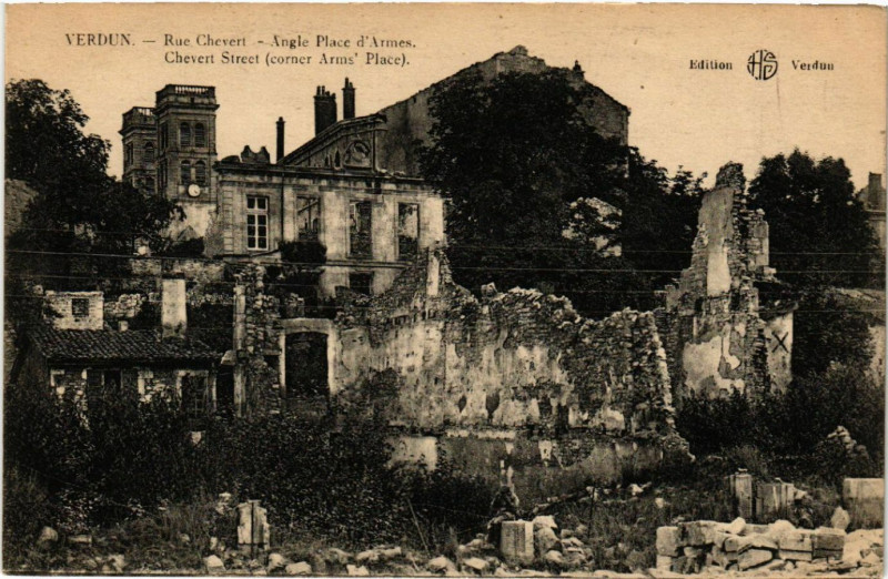 Carte postale ancienne Verdun - Rue Chevert - Angle Place d'Armes à Verdun