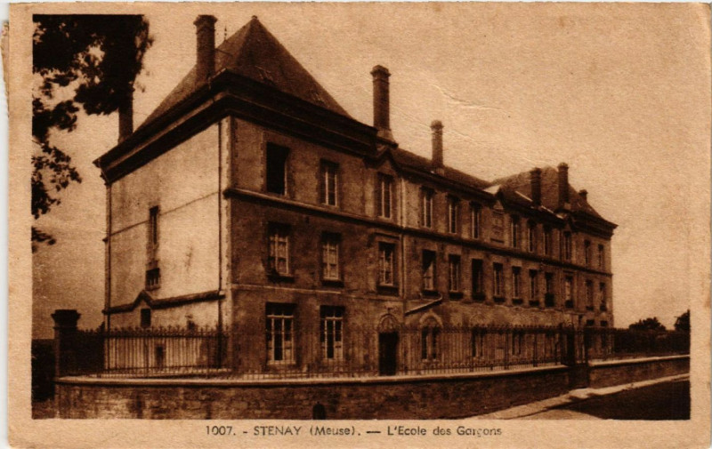 Carte postale ancienne Stenay - L'Ecole des Garcons à Stenay