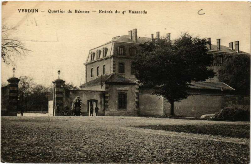 Carte postale ancienne Verdun - Quartier de Bévaux - Entrée du 4e Hussards à Verdun