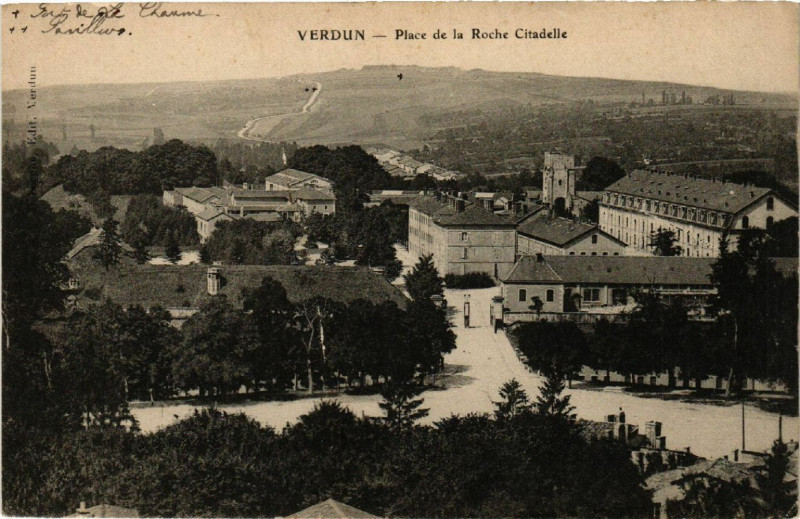 Carte postale ancienne Verdun - Place de la Roche Citadelle à Verdun