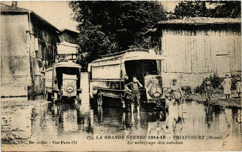 Carte postale ancienne Triacourt - Le Nettoyage des Autobus