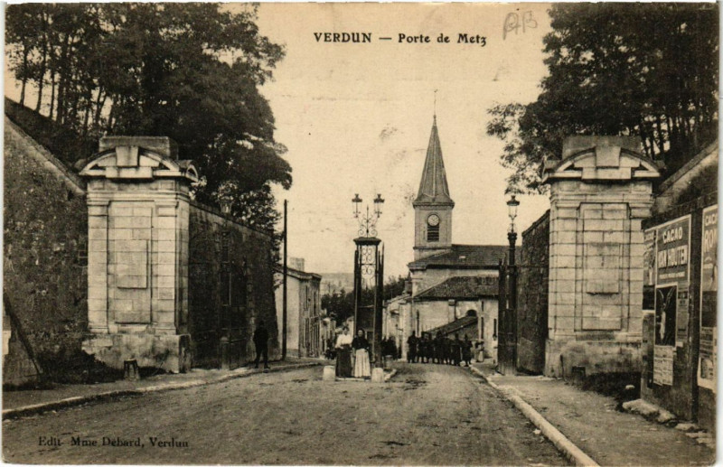 Carte postale ancienne Verdun - Porte de Metz à Verdun