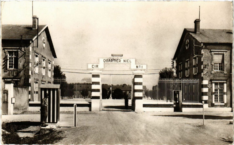 Carte postale ancienne Verdun - Entrée du C. I. R. 1 - Quartier Niel à Verdun