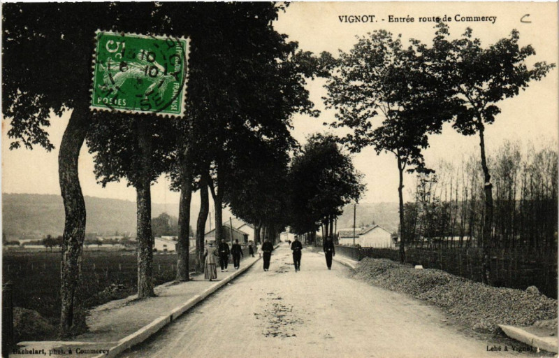 Carte postale ancienne Vignot - Entrée route de Commercy à Vignot