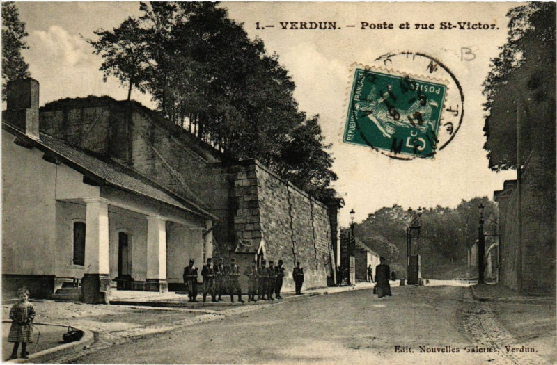 Carte postale ancienne Verdun - Poste et Rue Saint-Victor à Verdun