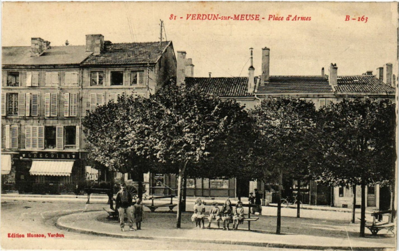 Carte postale ancienne Verdun-sur-Meuse - Place d'Armes à Verdun