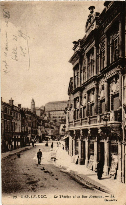 Carte postale ancienne Bar-le-Duc - Le Théatre et la Rue Rousseau à Bar-le-Duc