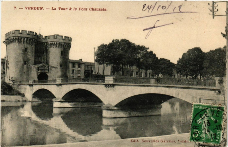 Carte postale ancienne Verdun - La Tour et le Pont Chaussée à Verdun