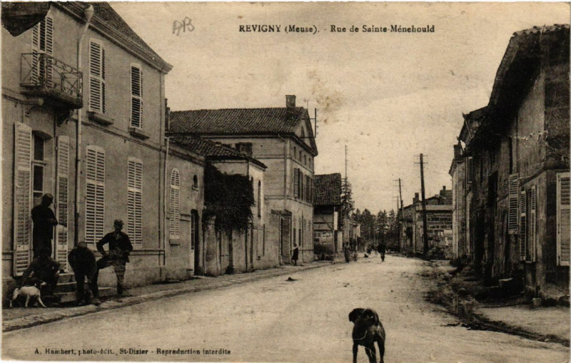 Carte postale ancienne Revigny - Rue de Sainte-Ménehould