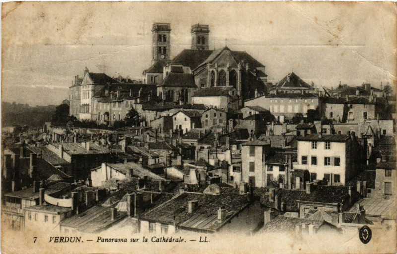 Carte postale ancienne Verdun - Panorama sur la Cathédrale à Verdun