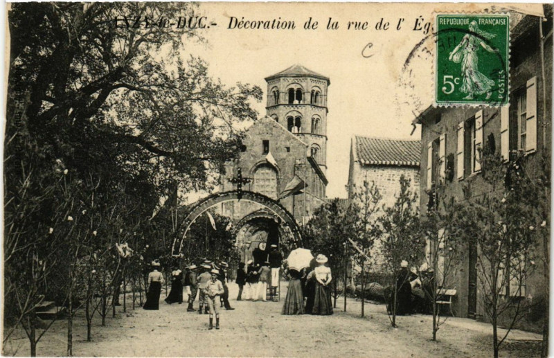 Carte postale ancienne Anzy-le-Duc - Décoration de la Rue de Eglise à Anzy-le-Duc